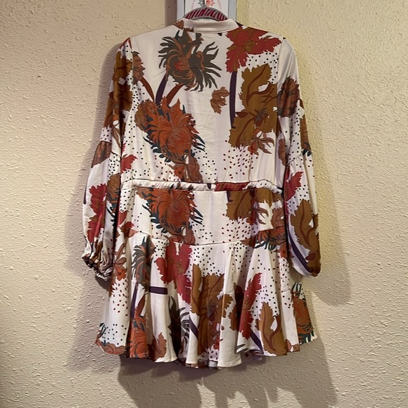 ENTRO  cream floral satin dress size medium - Picture 5 of 9